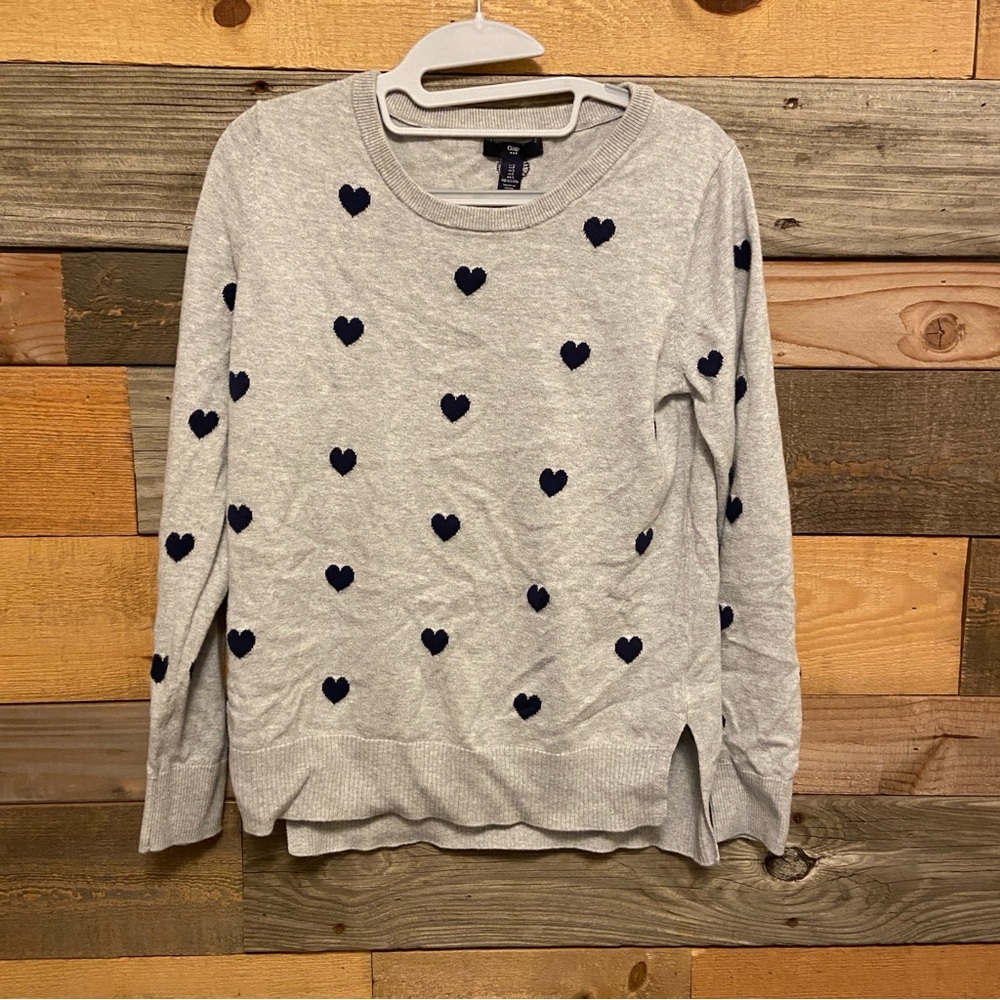 10/$20 GAP Light Gray Crewneck Sweater with black hearts Detail